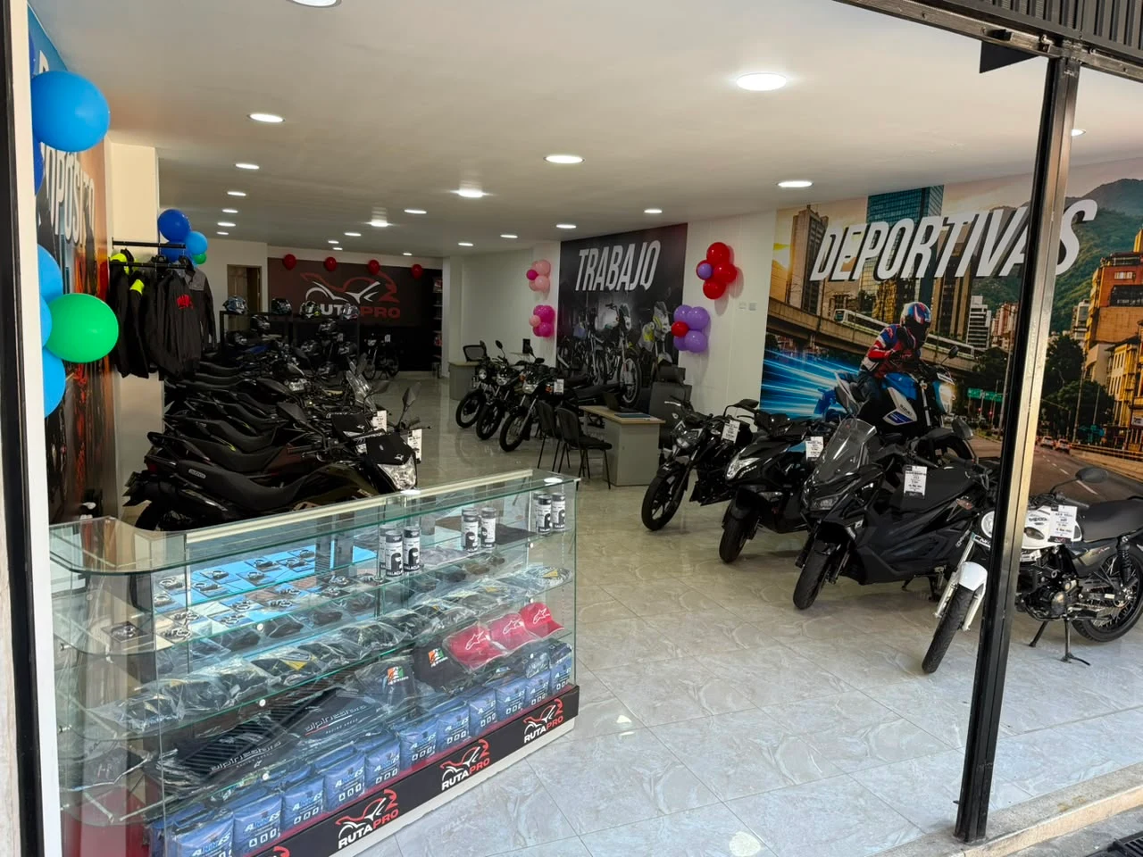 Interior del local de Ruta Pro Col en Yarumal