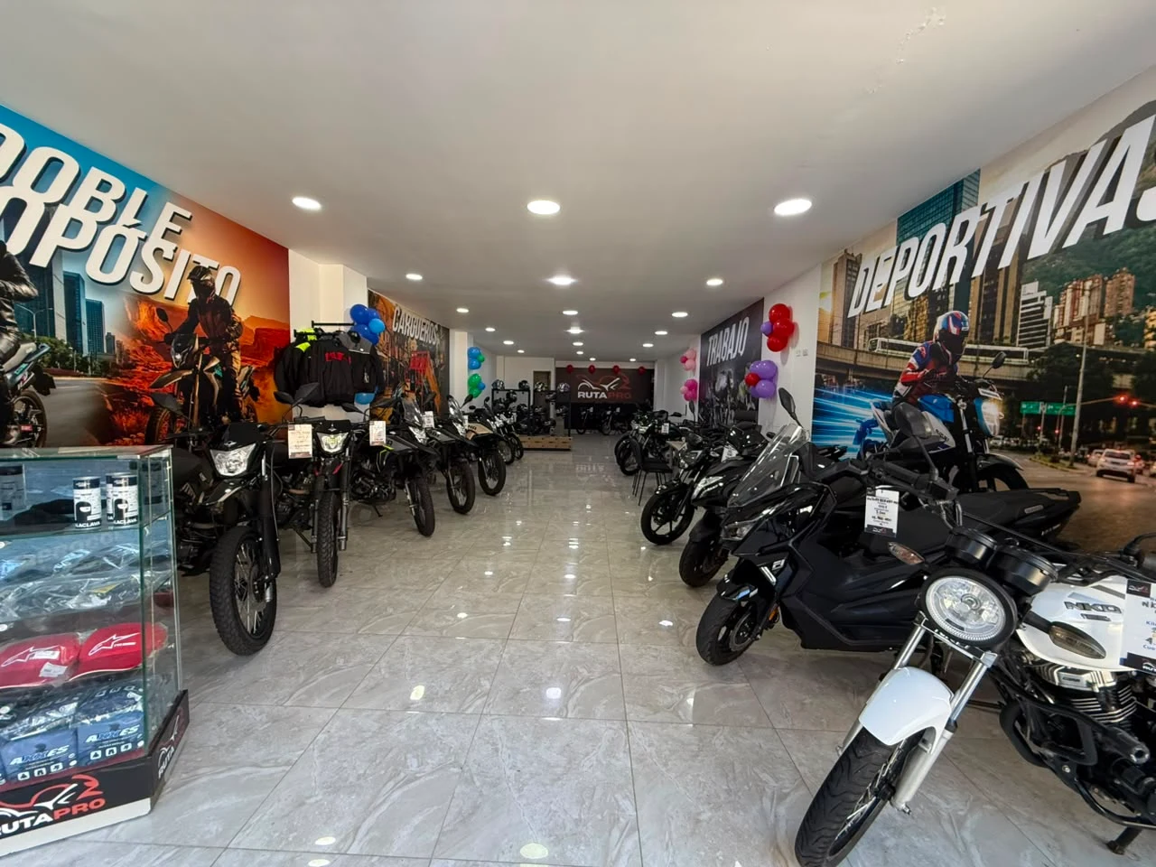 Vitrina de motos dentro del local de Ruta Pro Col